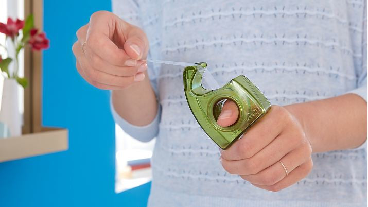 TESA EasyCut Handabroller – für Klebeband bis 19 mm × 10 m, Kunststoff (recycelt), grün, mit Wellenmesser