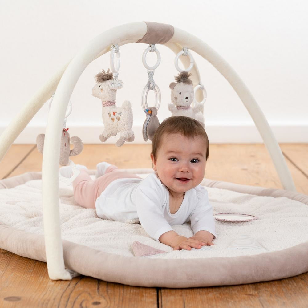 Fehn Krabbeldecke mit Spielbogen – 2 Spielbögen, 5 Stofftiere, mit Ton – 105 × 80 cm – ab 0 J. – grau/weiss