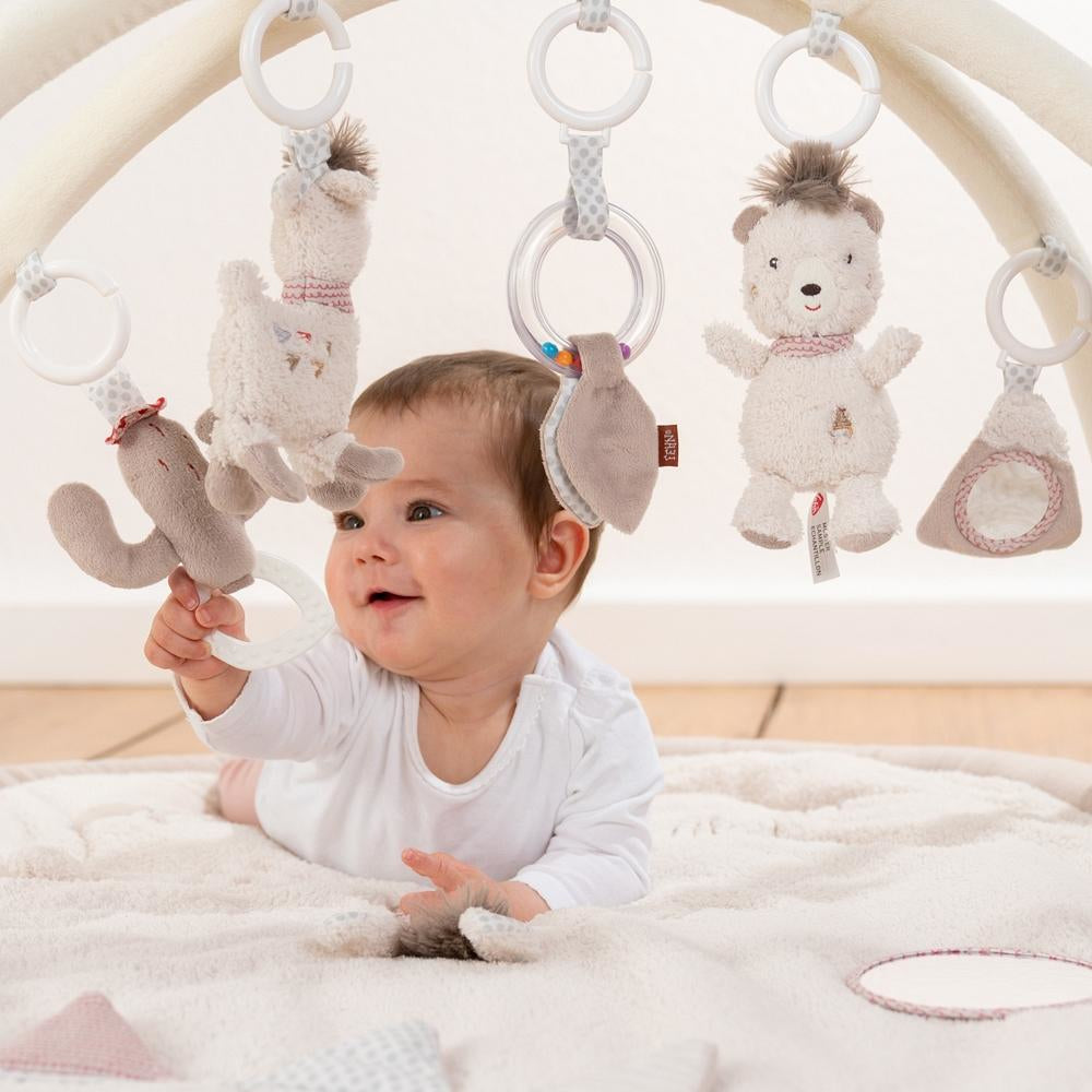 Fehn Krabbeldecke mit Spielbogen – 2 Spielbögen, 5 Stofftiere, mit Ton – 105 × 80 cm – ab 0 J. – grau/weiss