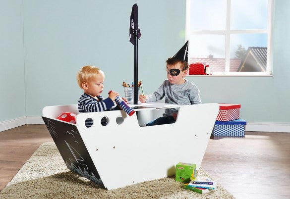 Pinolino Kinderträume Spielboot Hoppetosse – Pirat – 50×120×121 cm – ab 2 J. – MDF – schwarz/weiss – CE
