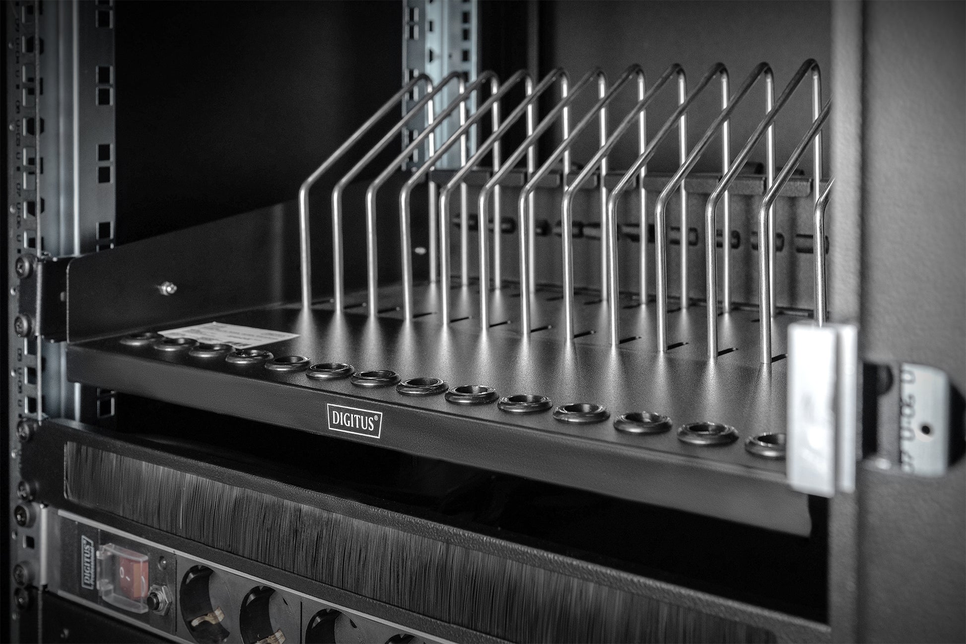 Digitus Rack-Regalboden – ausziehbar – 19" – 1U – 483 × 340 × 175 mm – 50 kg – für Tablets, Notebooks, Smartphones