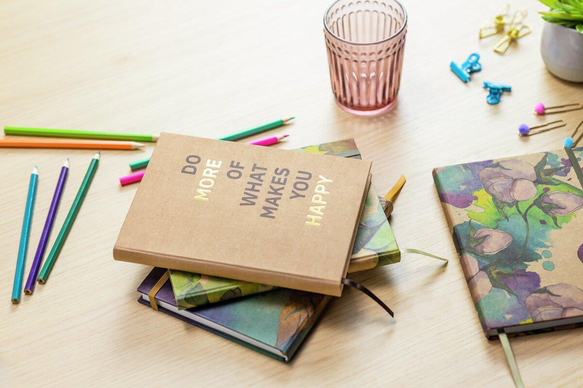 JOLIE Notizbuch – A5 – liniert – 96 Blatt – 100 g/m² – Hardcover, Gummiband, Stiftschlaufe, mehrfarbig, FSC