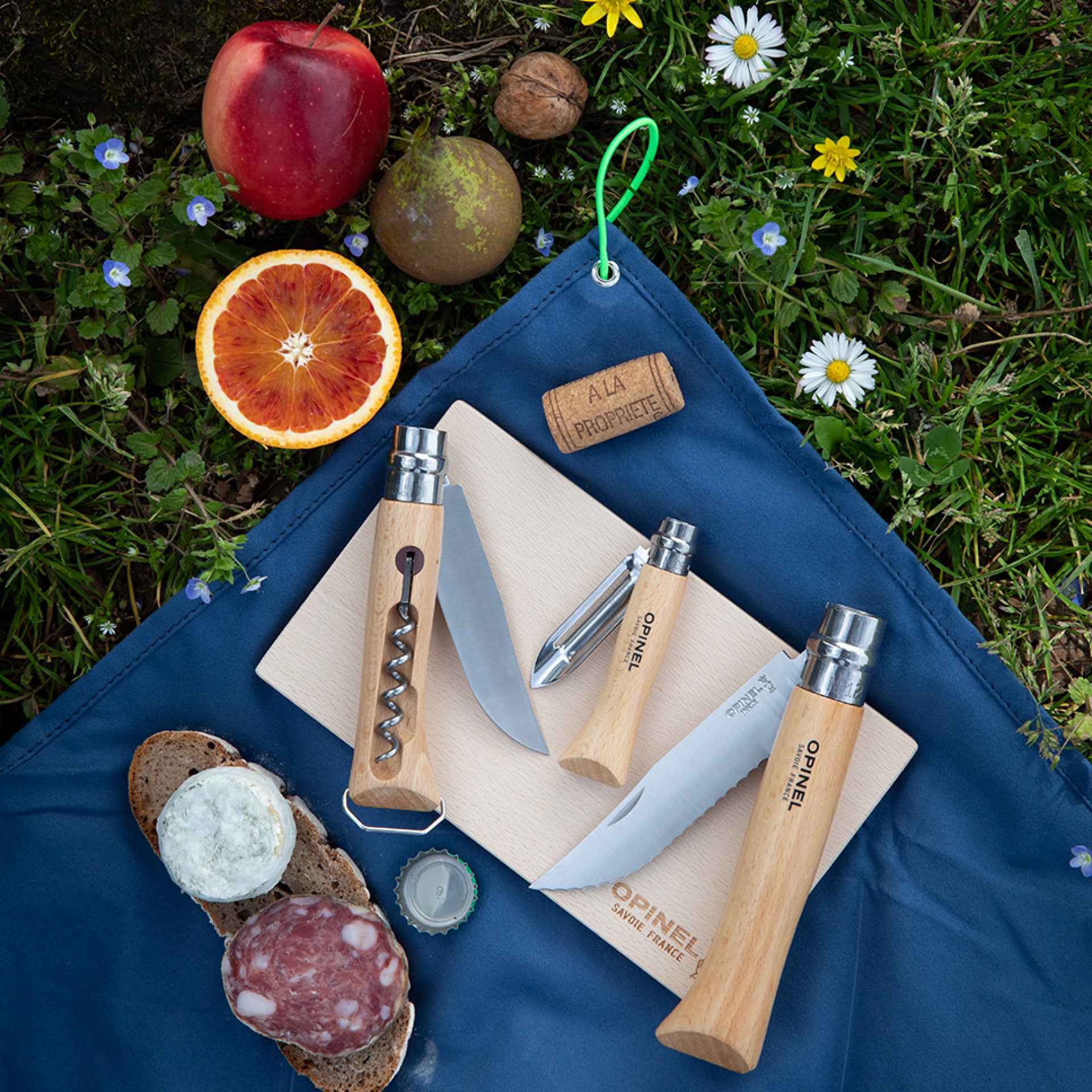 Opinel 5-teiliges Messerset, Edelstahlklingen, Holzgriff, inkl. Schneidebrett