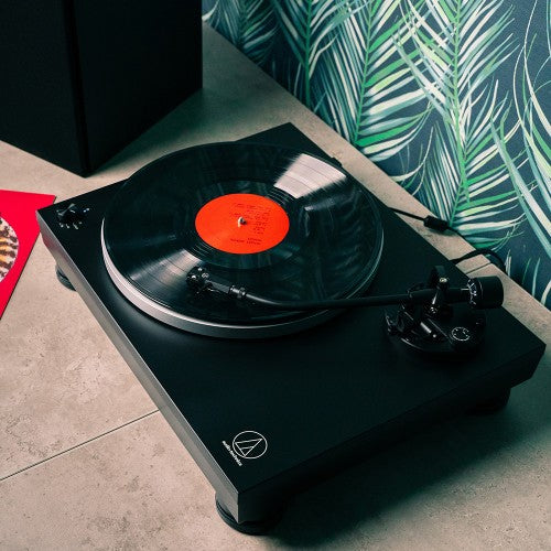 Audio-Technica AT-LP5X – Plattenspieler – Stationär – Direktantrieb, J-Tonarm, Phono-Vorverstärker – Schwarz