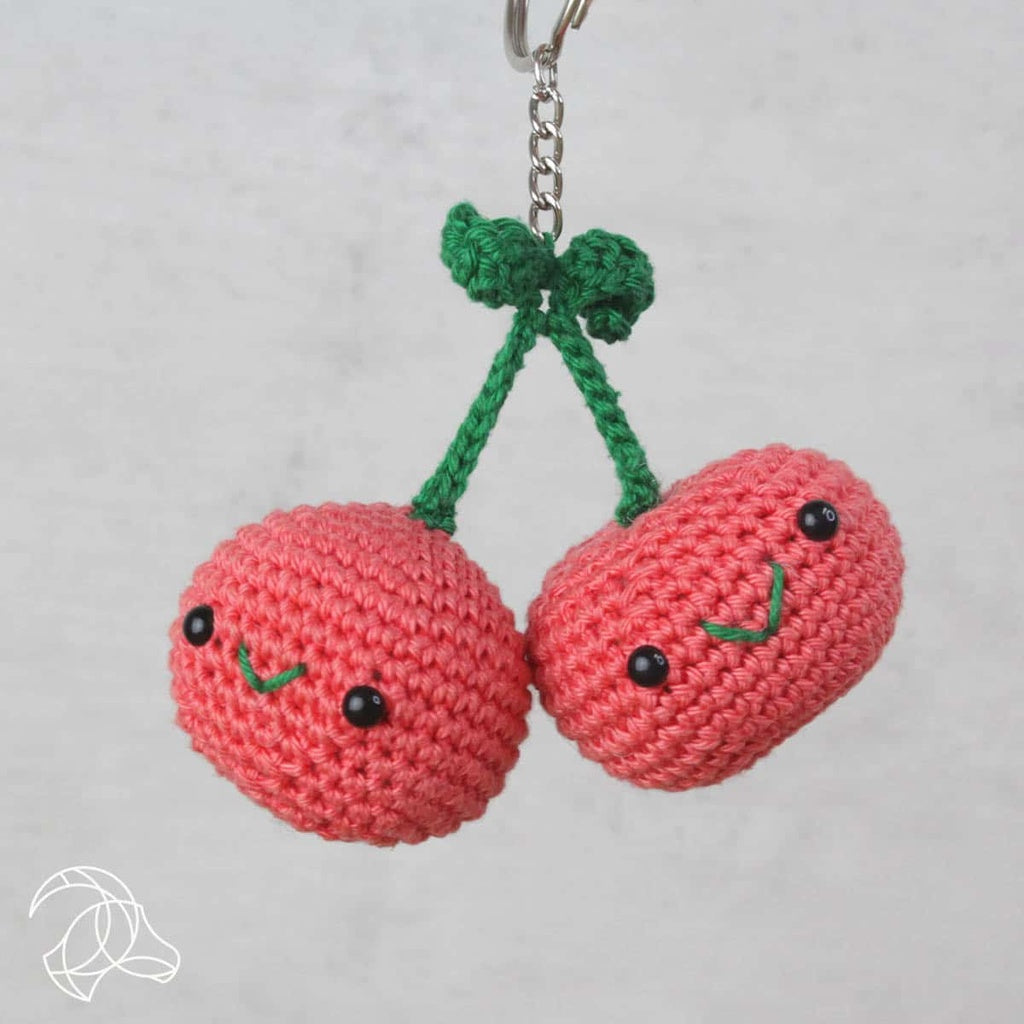 Hardicraft HC-40MB00 Häkelset Schlüsselanhänger Kirschen – 8 cm, Grün, Rot