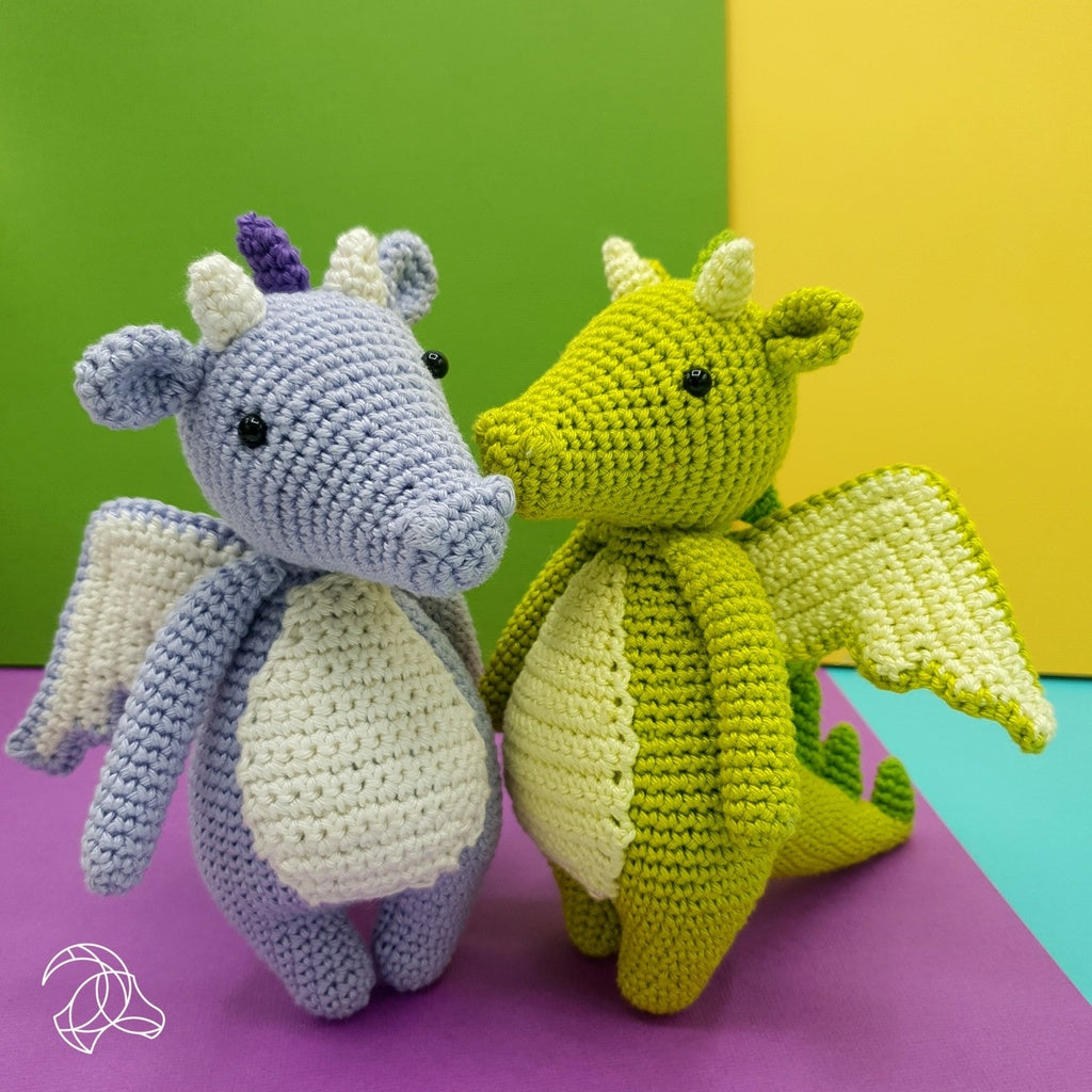 Hardicraft Häkelset für Kinder – Drache Doris – 18 cm – Mehrfarbig