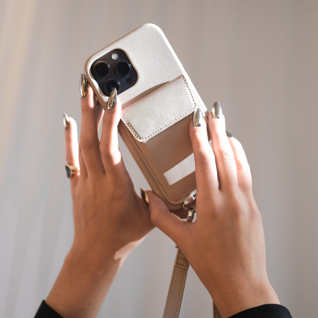 Urbany's Necklace-Hülle – für Apple iPhone 17 Pro Max – Beach Beauty – mit Kartenfach, mit Kordel