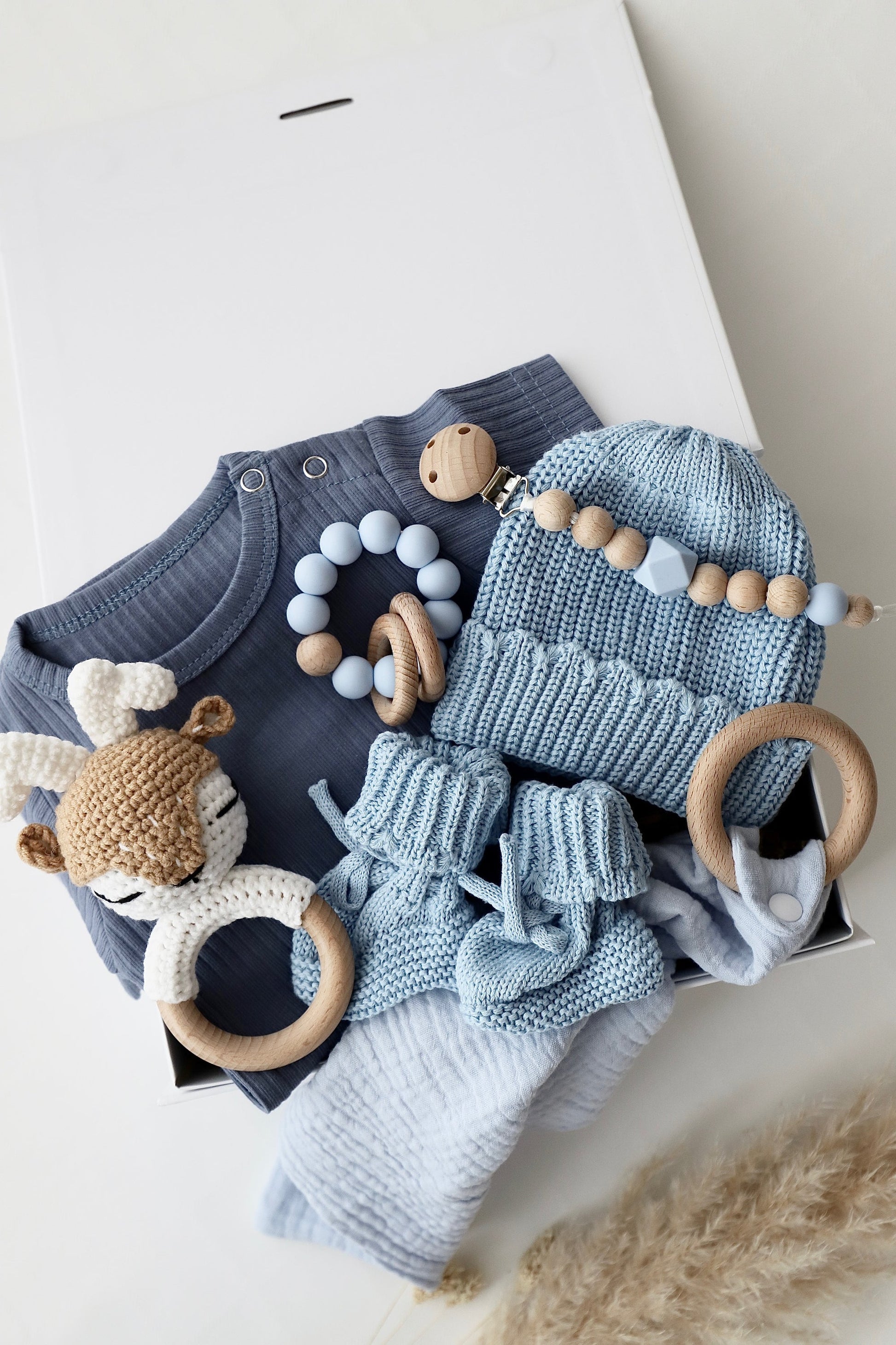 OYKAMI Geschenkbox Palermo – Hirsch – Baby-Geschenkset mit Rassel, Body – ab 0 J. – blau