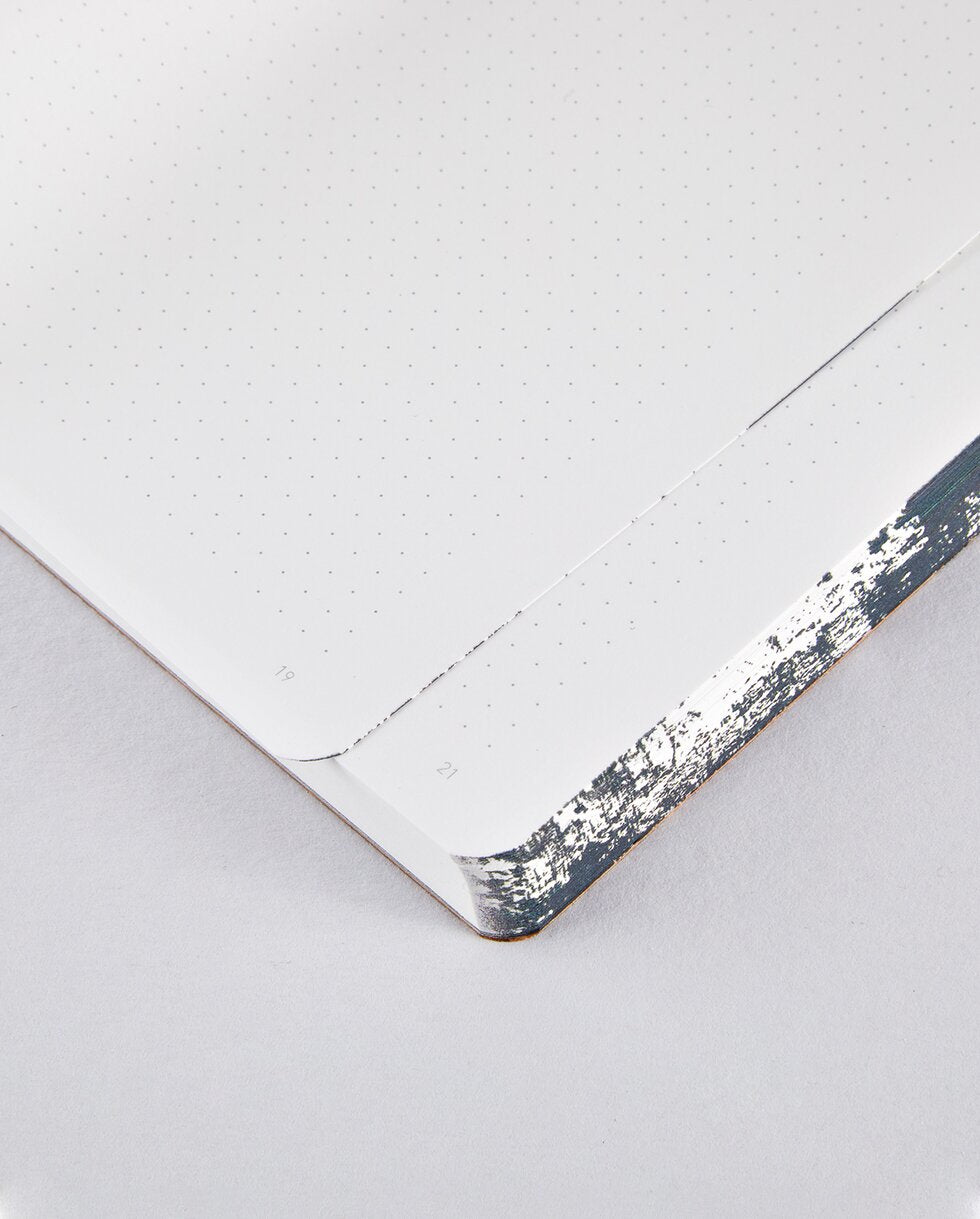 nuuna Notizbuch – A5 – 120 g/m² – Fadenheftung, nummerierte Seiten, Einband aus recyceltem Leder – schwarz/weiß