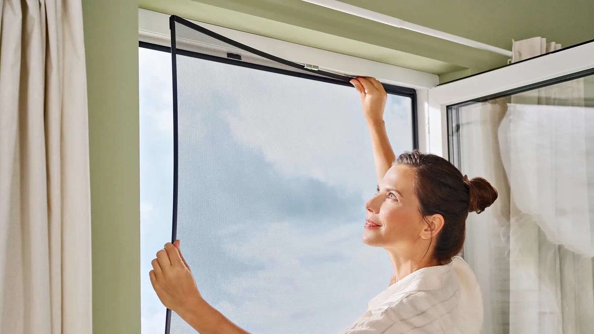 TESA Fenster-Fliegengitter – 140 × 120 cm – Anthrazit – PVC-Netz – Clip-on-Rahmen – Für Fluginsekten