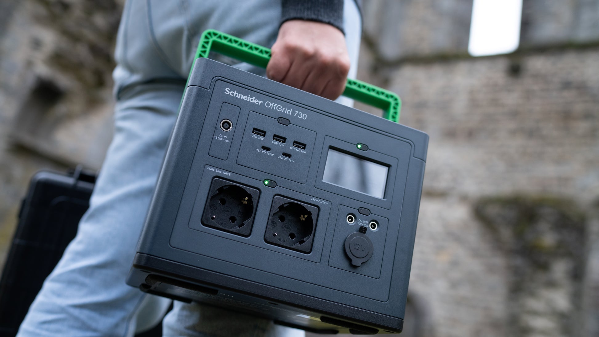 APC OffGrid 730 – Powerstation, 738 Wh, 700 W AC, Li‑Ion, 2× Schuko (Typ F), LCD, Kabelloses Laden