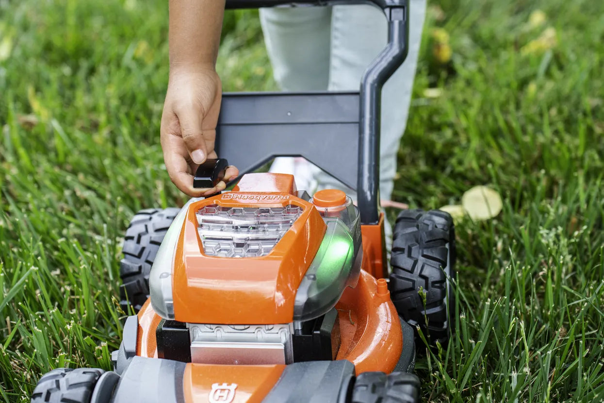 Husqvarna 546 27 26-01 Spielzeug-Rasenmäher – 28 × 22 × 35 cm – ab 3 Jahren – schwarz/grau/orange