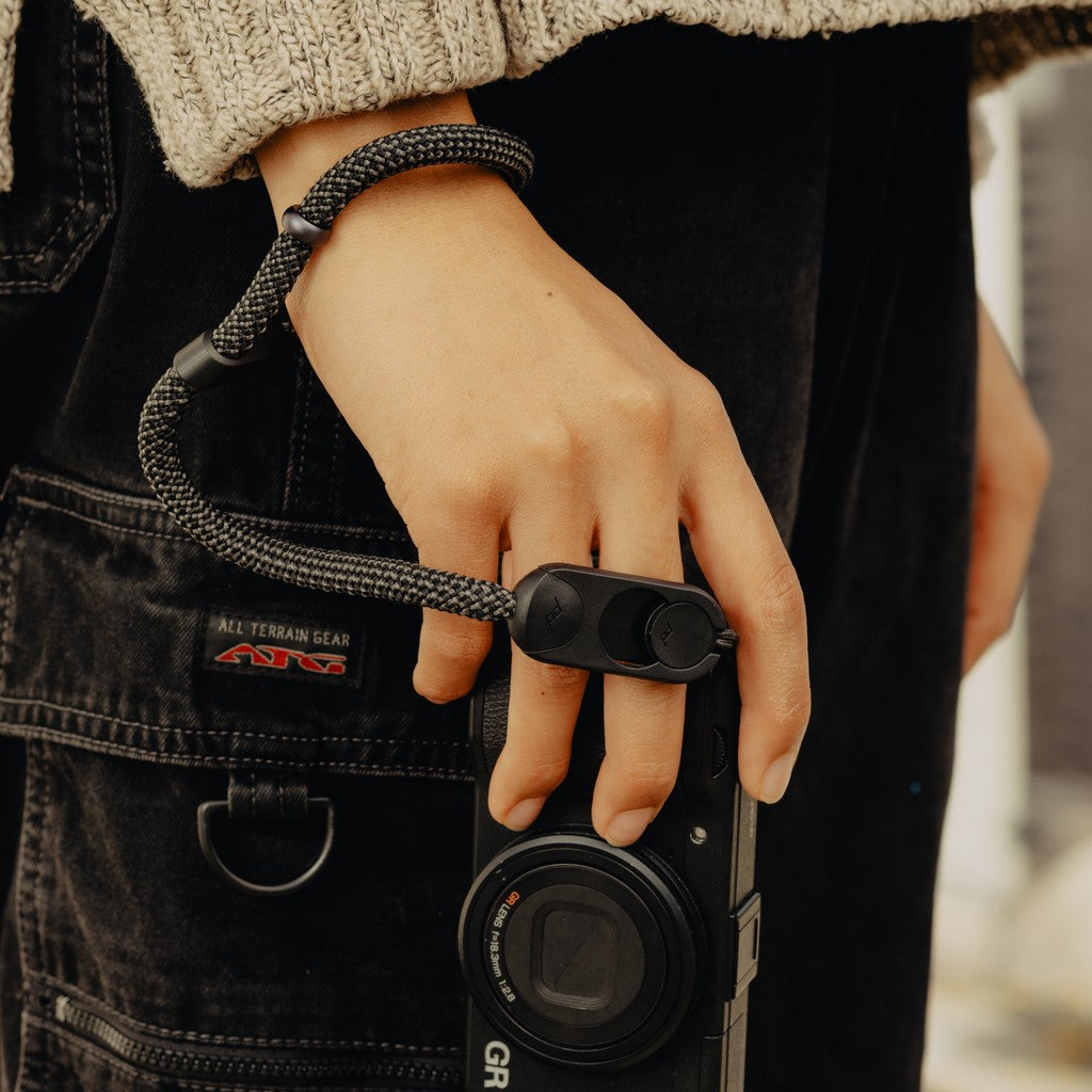 Peak Design Cuff Handriemen – verstellbar 22–28 cm, glasfaserverstärktes Nylon – für Digitalkameras – Schwarz
