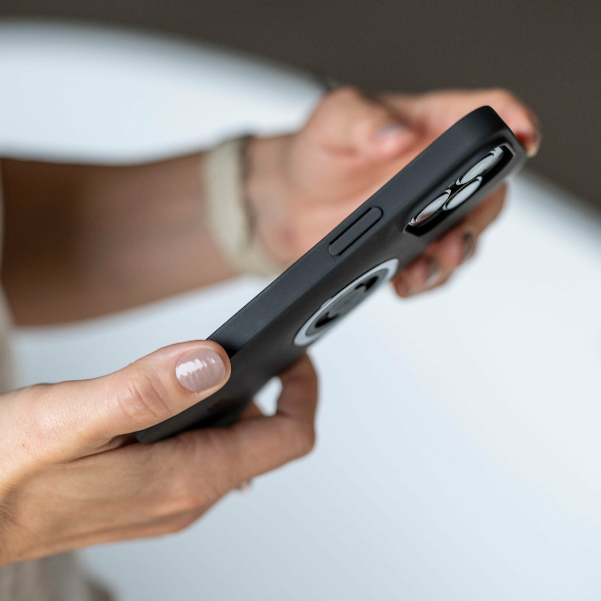 SP Connect Backcover – für Apple iPhone 14/13 – schwarz – MagSafe-kompatibel, wasserdicht