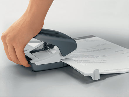 Leitz Bürolocher 50040061 – 2-Loch, Lochabstand 80 mm, 30 Blatt, bis A4, Ø5,5 mm – Blau – Metall