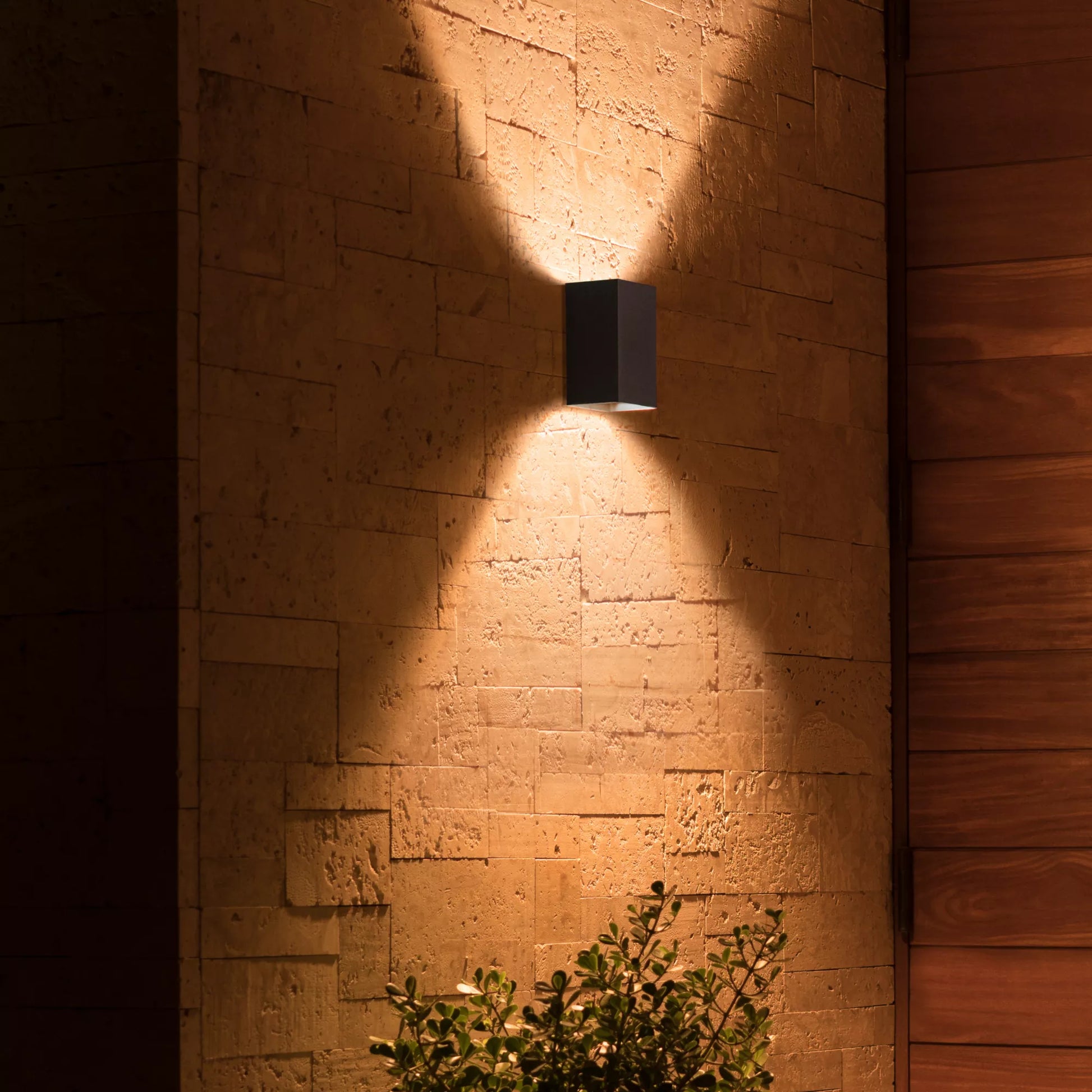 Philips by Signify Philips Hue Aussenwandleuchte – für Philips Hue (Hue Bridge erforderlich) – dimmbar – Schwarz – Aluminium