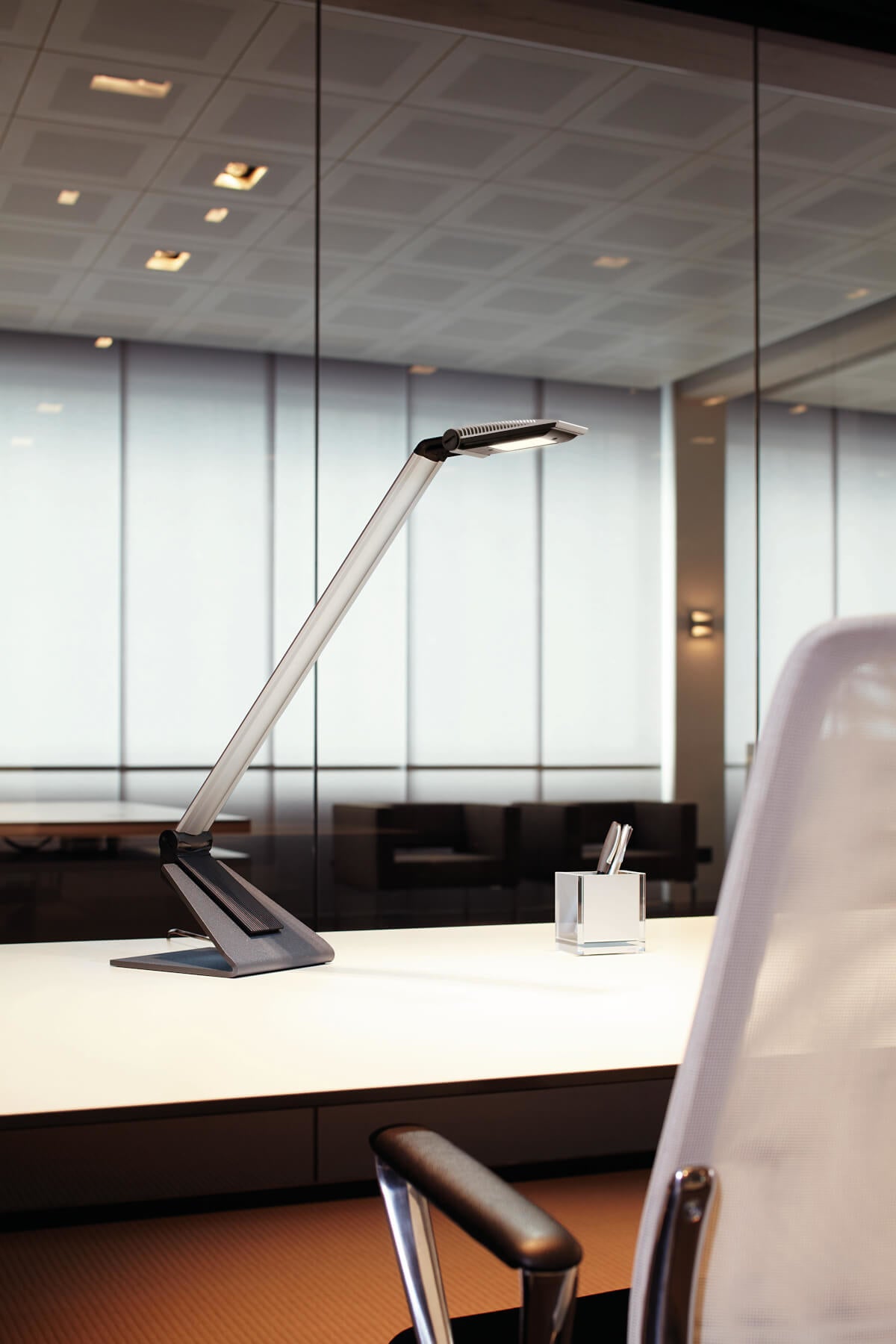 MAUL LED-Tischleuchte MAULsolaris – 4000 K – silber