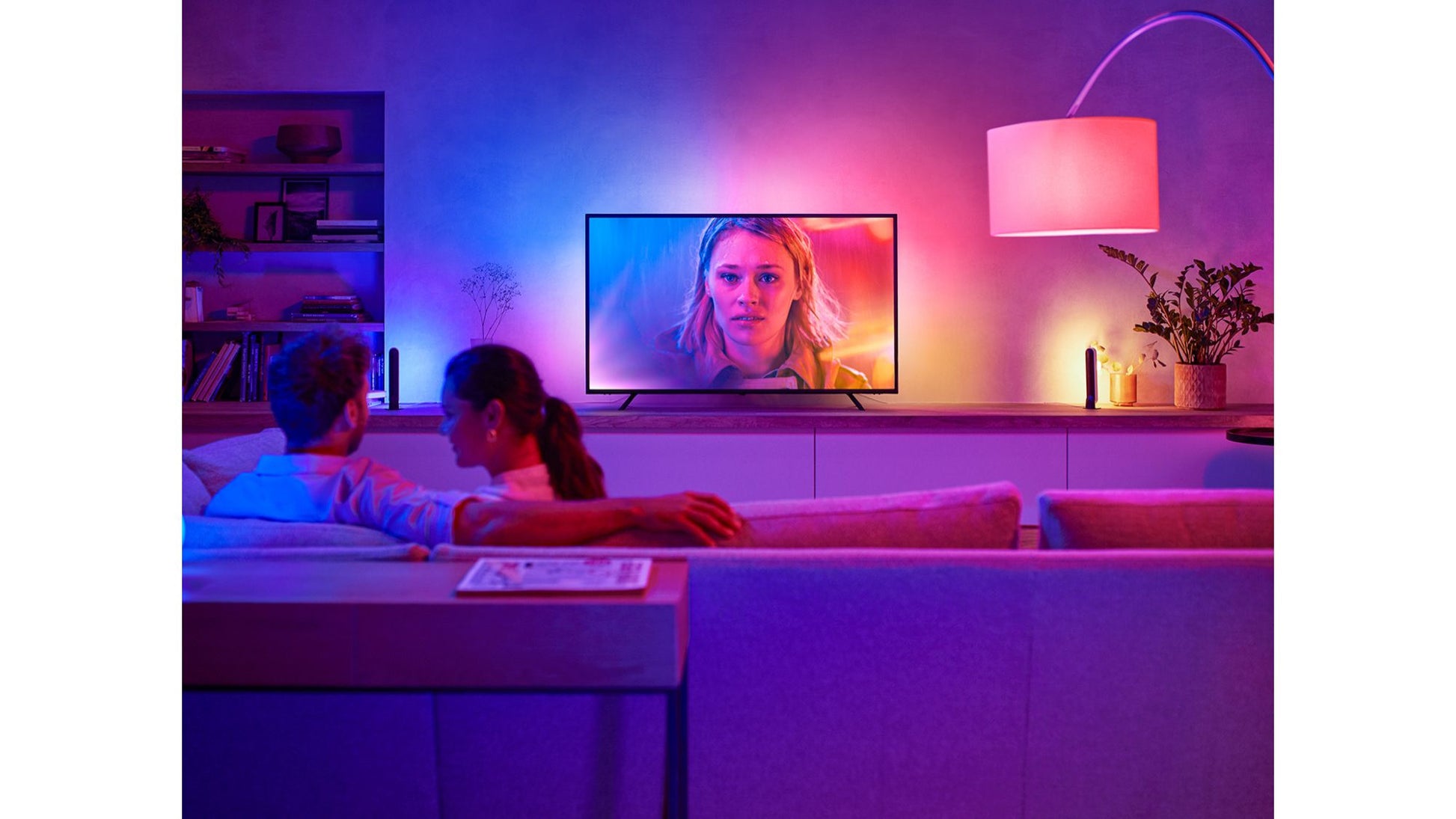 Philips by Signify Philips Hue Gradient Lightstrip 55 TV-Backlight-Set – ZigBee, einstellbares Weiss – für 55" Fernseher – Schwarz