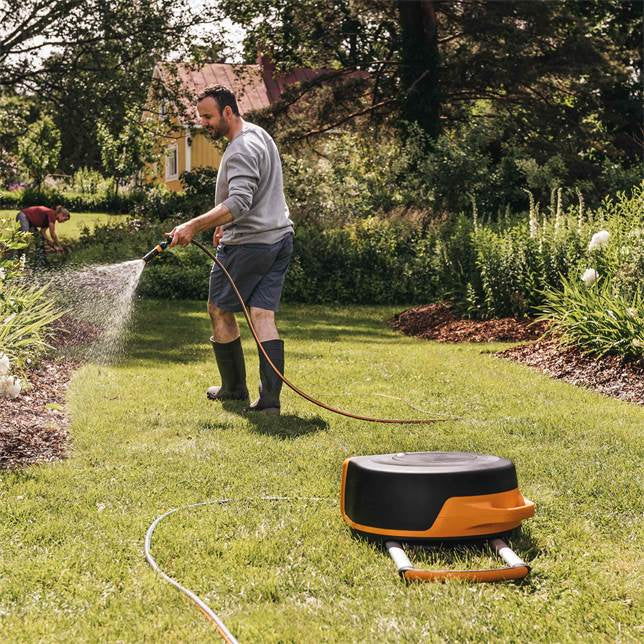 Fiskars Schlauchtrommel 27 m – mit Rädern, 360° drehbar, schwarz/orange, B 600 × H 270 × T 500 mm