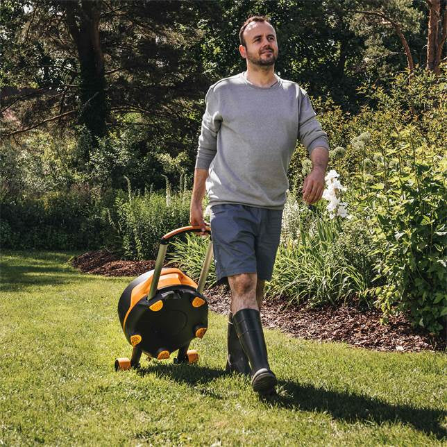 Fiskars Schlauchtrommel 27 m – mit Rädern, 360° drehbar, schwarz/orange, B 600 × H 270 × T 500 mm