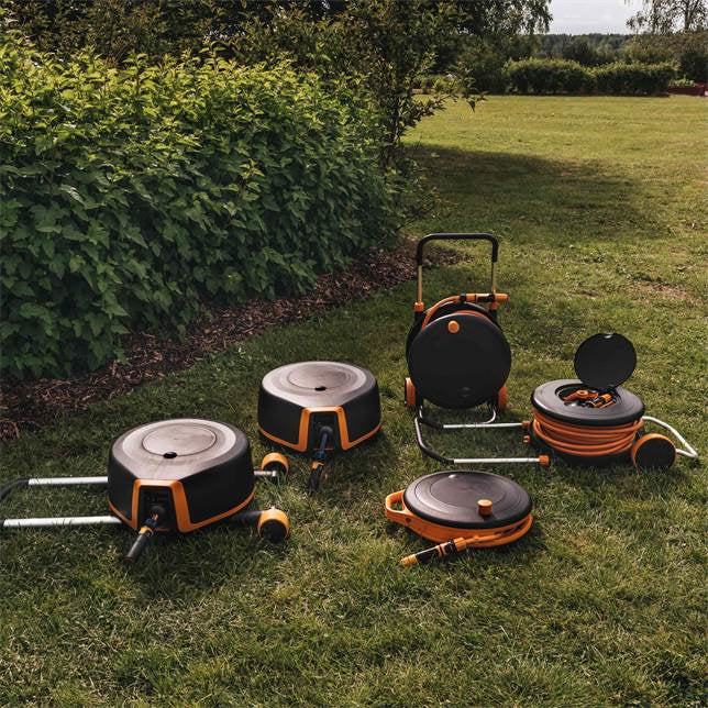 Fiskars Schlauchtrommel 27 m – mit Rädern, 360° drehbar, schwarz/orange, B 600 × H 270 × T 500 mm