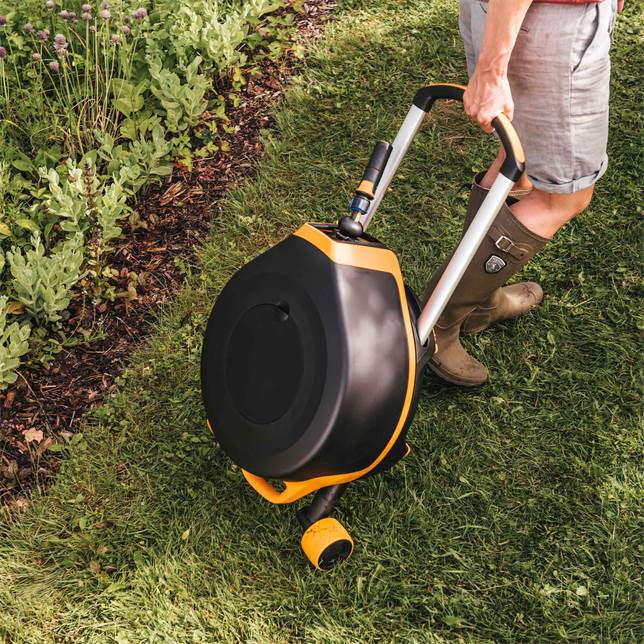 Fiskars Schlauchtrommel 27 m – mit Rädern, 360° drehbar, schwarz/orange, B 600 × H 270 × T 500 mm