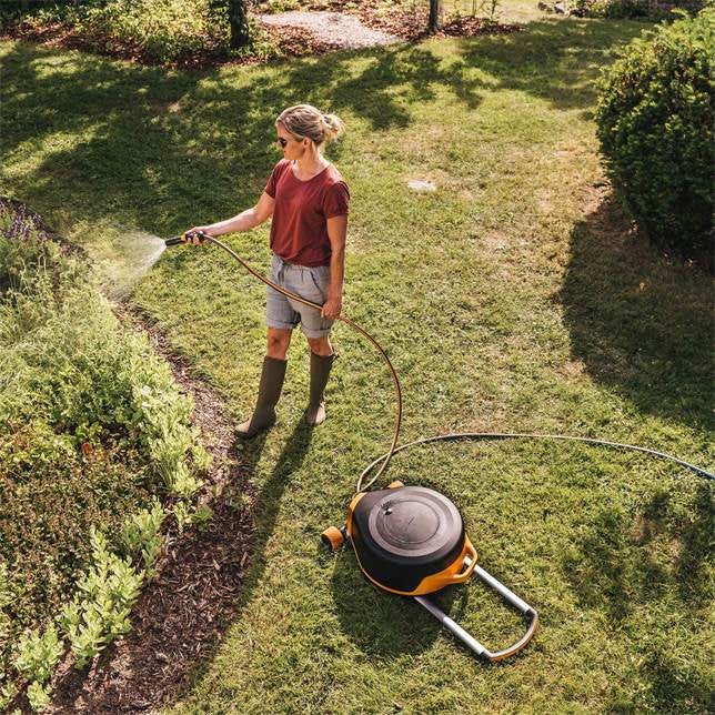 Fiskars Schlauchtrommel 27 m – mit Rädern, 360° drehbar, schwarz/orange, B 600 × H 270 × T 500 mm