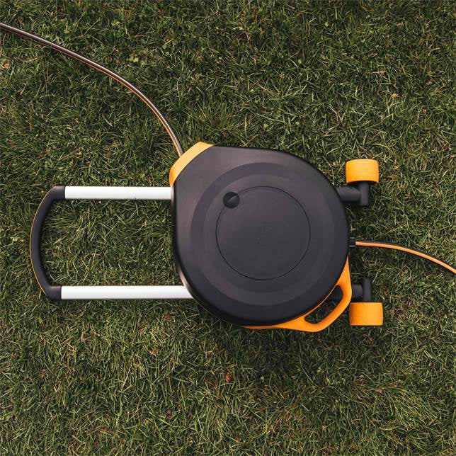 Fiskars Schlauchtrommel 27 m – mit Rädern, 360° drehbar, schwarz/orange, B 600 × H 270 × T 500 mm