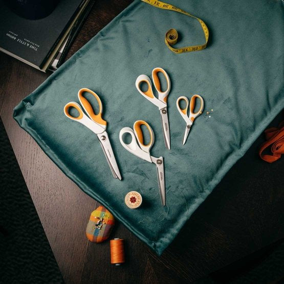Fiskars Konturenschere 24,2 cm, für Rechtshänder – Edelstahl, Softgrip, Zickzack, Orange/Weiss