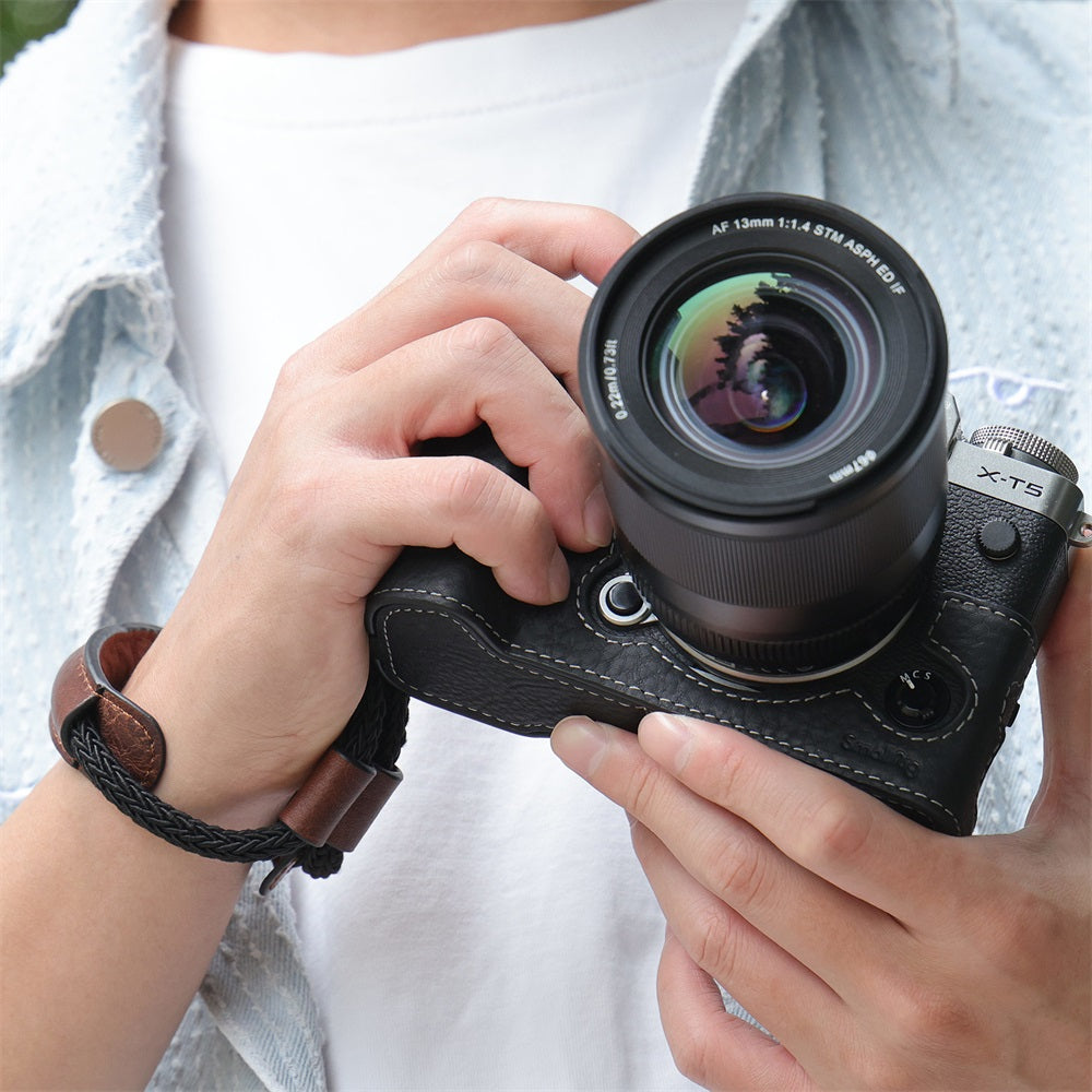 SmallRig 3927 Half-Case mit Handgelenkschlaufe – Aluminiumoxid, Leder – für FUJIFILM X-T5 – Braun
