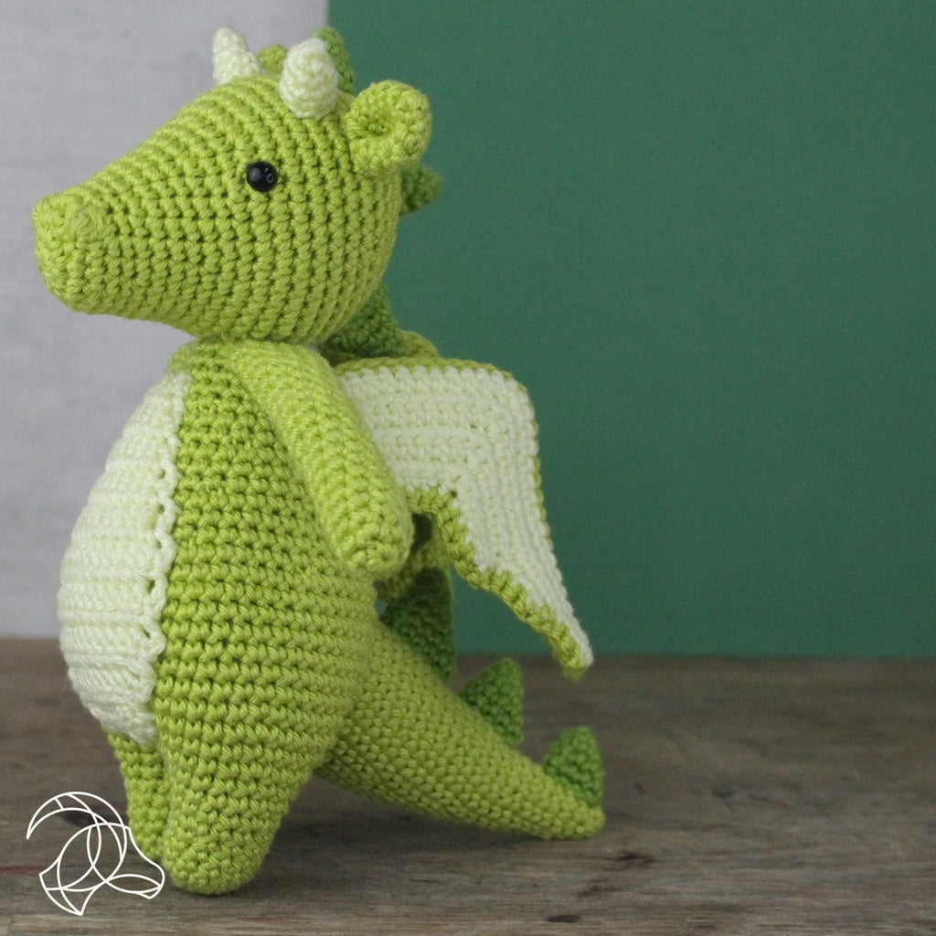 Hardicraft Häkelset für Kinder – Drache Doris – 18 cm – Mehrfarbig
