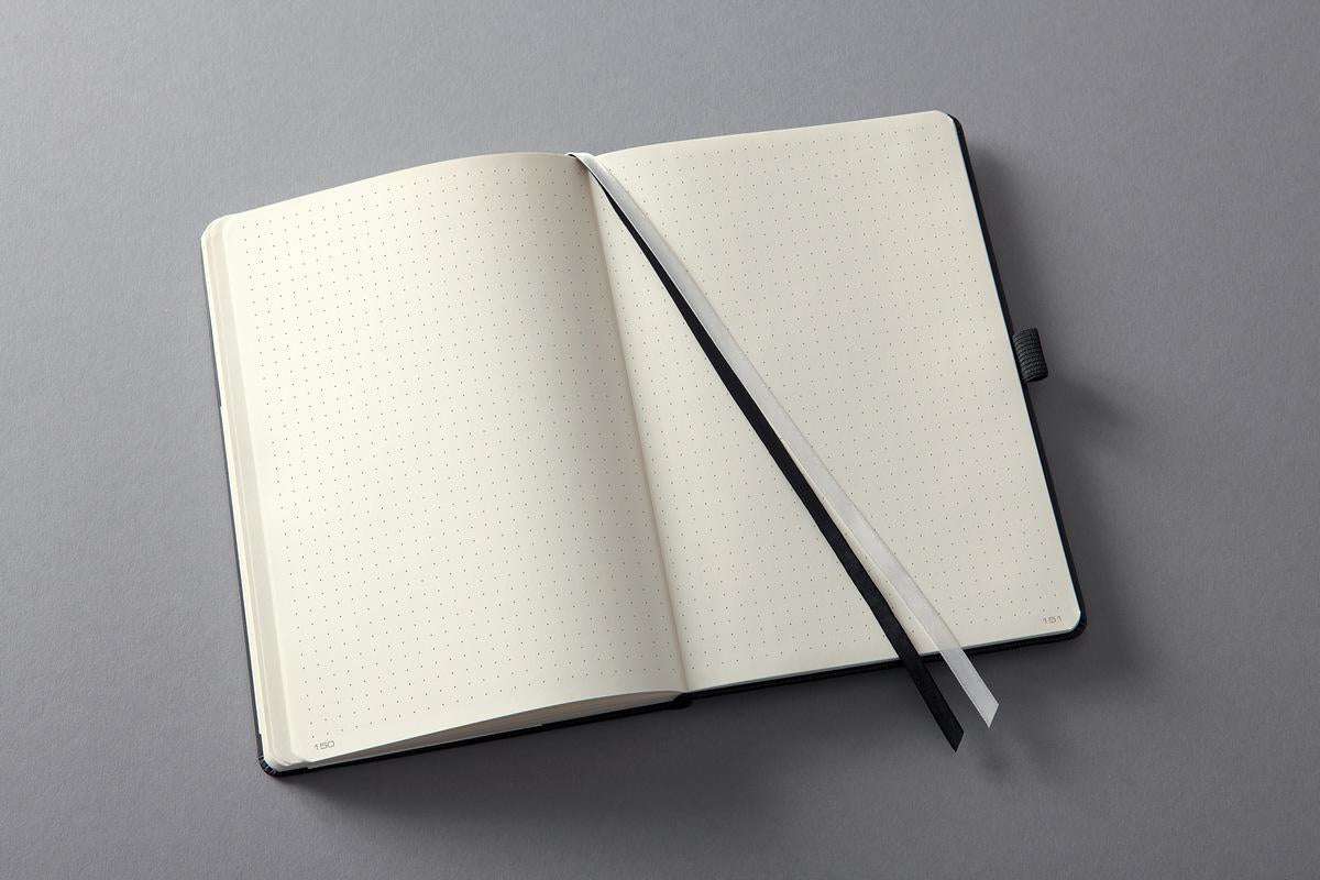 Sigel Notizbuch, 213 × 295 mm, punktkariert, Fadenheftung, 194 Seiten, 80 g/m² – schwarz