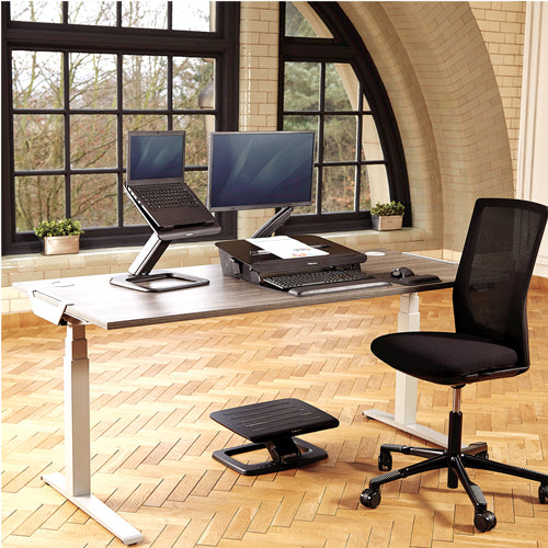 Fellowes Fussstütze Hana – 45 × 21,8 × 17,5 cm, Aluminium/Esche, schwarz