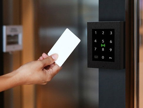 2N Zutrittsleser Access Unit 2.0 Touch – 108×45×131 mm, schwarz