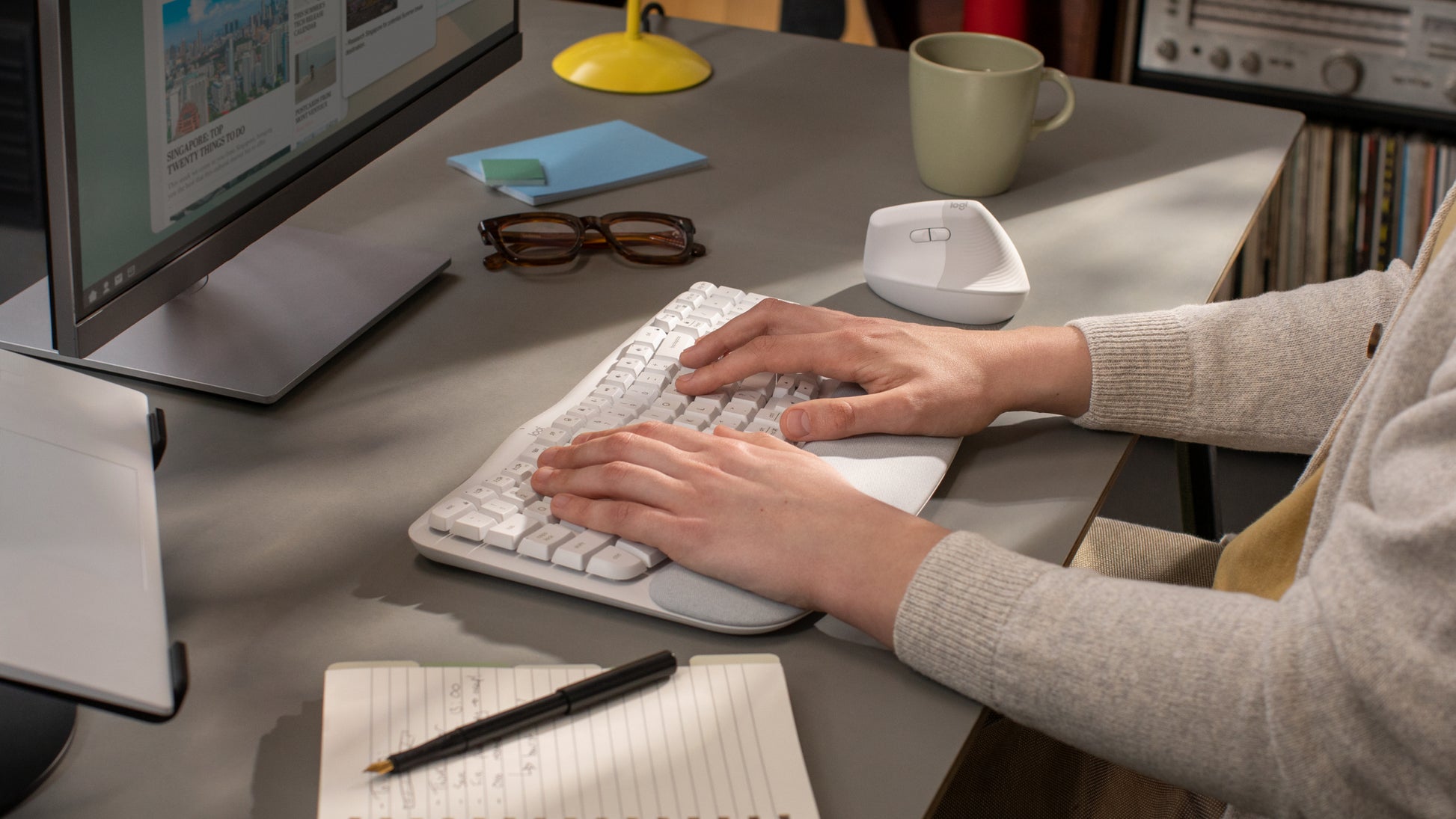 Logitech Wave Keys – Ergonomische Tastatur – Membran, Bluetooth & 2,4 GHz (Logi Bolt) – QWERTY (IT) – Weiss