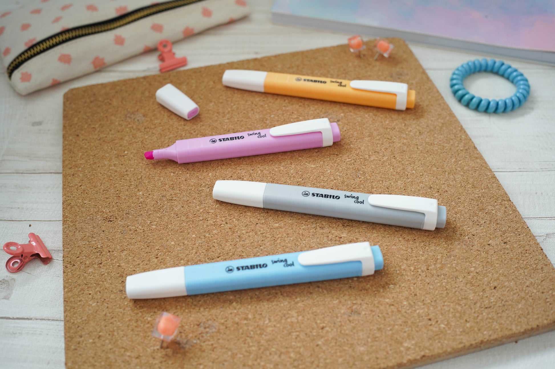STABILO Swing Cool Textmarker – Desktop Set, 18 Stück, Farben sortiert, Keilspitze 1–4 mm