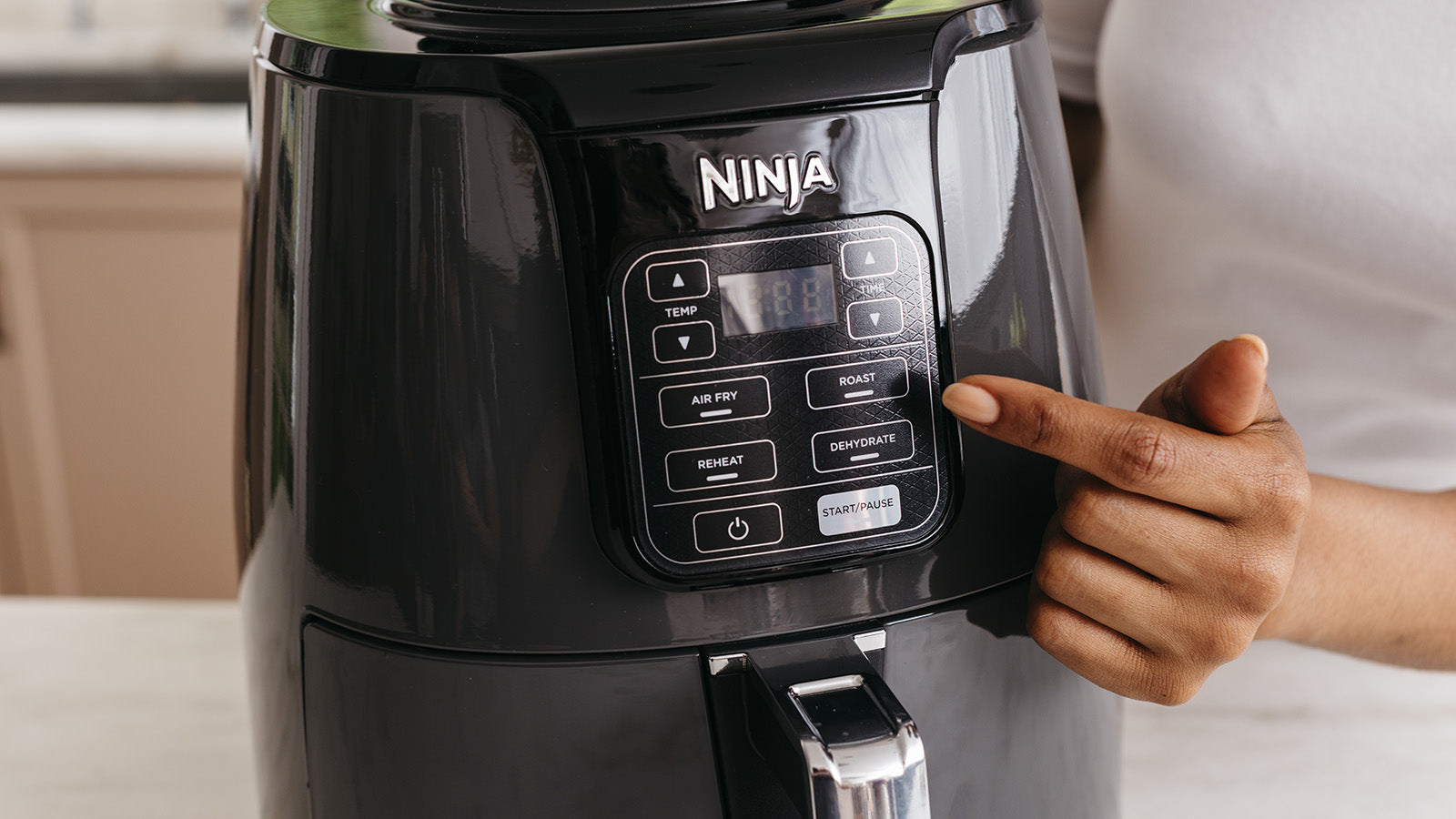 Ninja Heissluftfritteuse AF100 – 3,8 l, 1550 W, 4 Programme – Schwarz