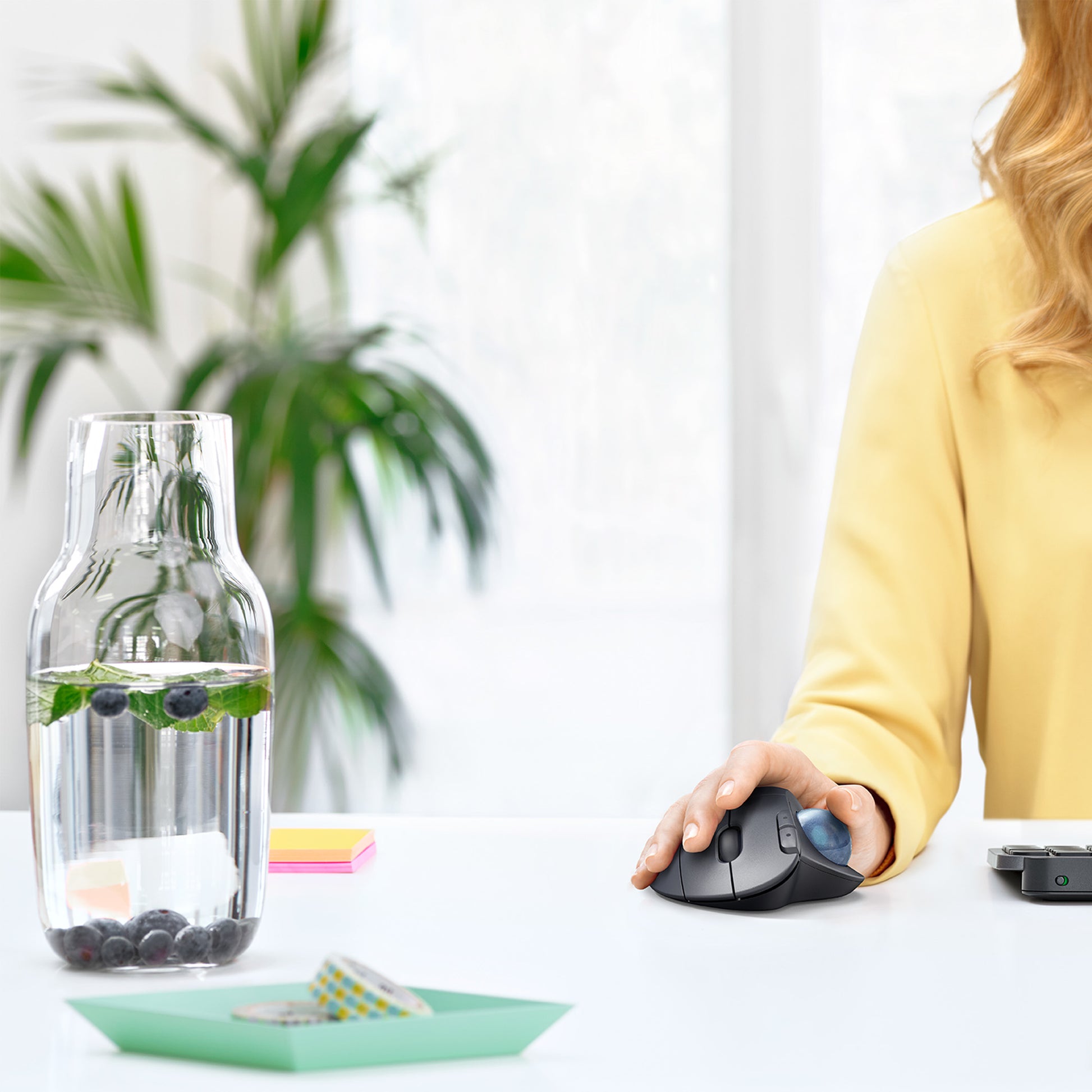 Logitech Ergo M575 Ergonomische Maus – kabellos, Bluetooth + 2,4 GHz, 4 Tasten, für Rechtshänder, schwarz