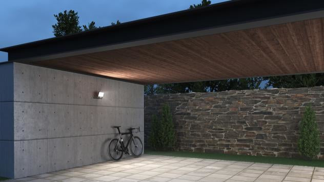 STEINEL Aussenwandleuchte – Warmweiss – 3000 K – IP44 – Netzbetrieb – mit Bewegungsmelder – Weiss – Aluminium