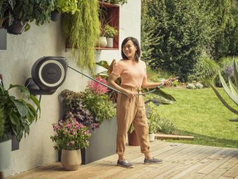 Gardena RollUp S Schlauchbox 15 m – wandmontiert, automatisch, Aquastop, grau