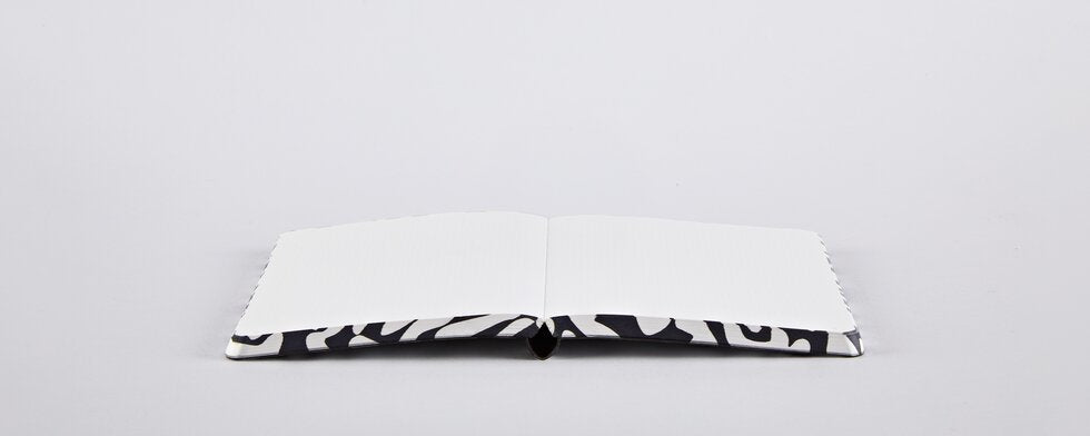 nuuna Notizbuch – A6 – 120 g/m² – Fadenheftung, nummeriert, Einband aus recyceltem Leder, schwarz/weiss