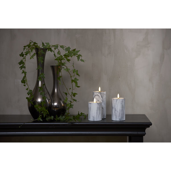 Star Trading LED-Säulenkerze Flame Marble – Ø 7,5 × 17,5 cm, Warmweiss, Grau, Timer 6/18 h, flackernd