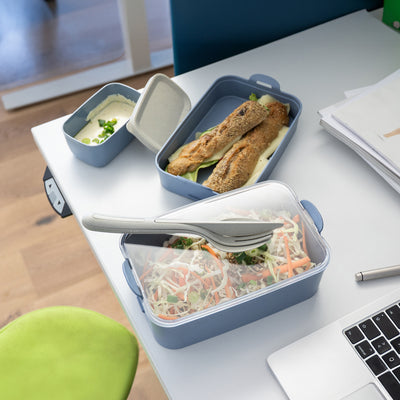 Koziol STAKK – Lunchbox 2 l, 14 × 22,8 × 10,8 cm, Biokunststoff, blau