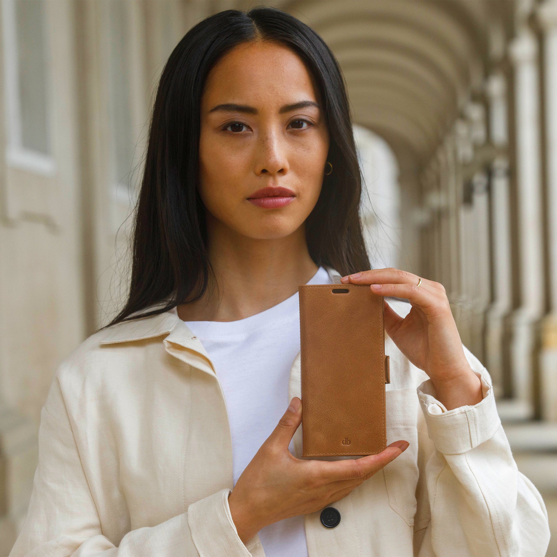 dbramante1928 Lynge Wallethülle – für Apple iPhone 14 Plus, 3 Kartenfächer, Leder, Beige