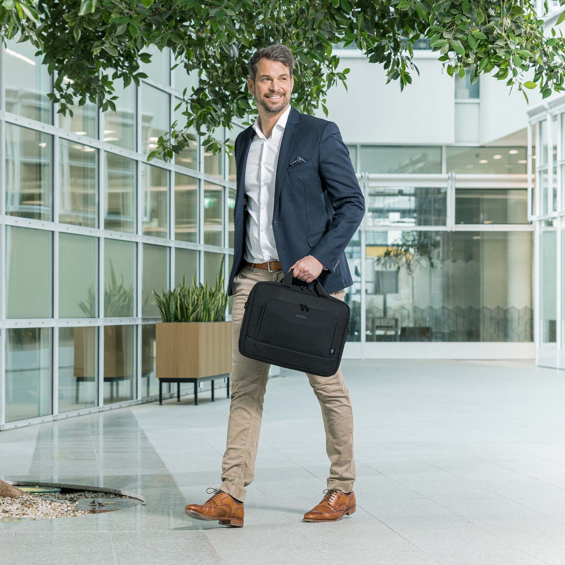 DICOTA Eco Top Traveller BASE Notebook-Tasche 15,6" – Abnehmbarer Schultergurt – Schwarz