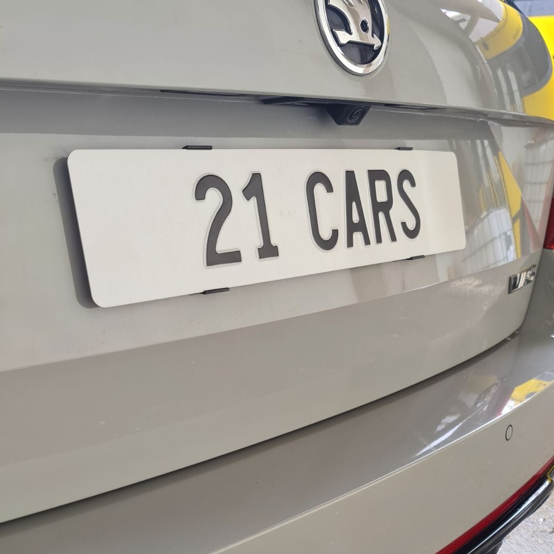 21CARS Kennzeichenhalterset – für Auto – Langformat – Klicksystem, Kunststoff, Schwarz