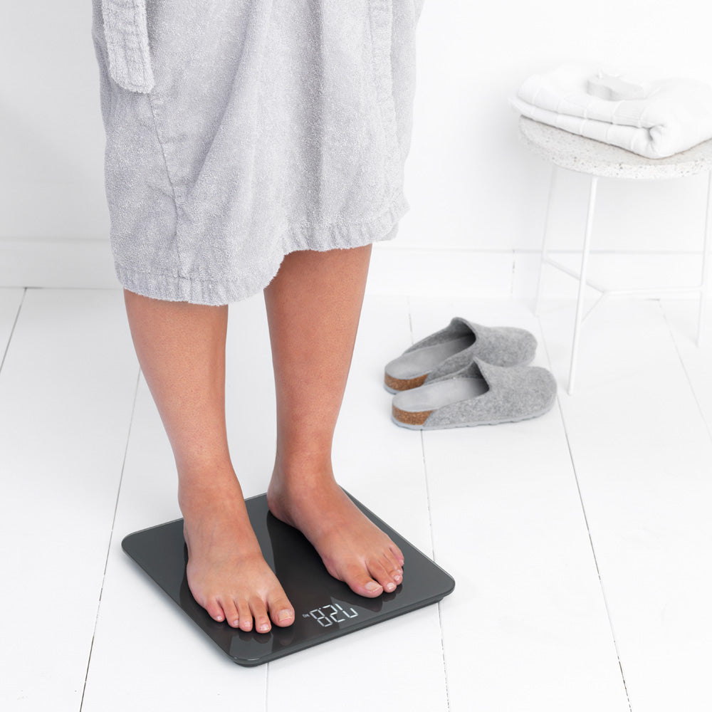 Brabantia Personenwaage – Tragkraft 180 kg, Teilung 100 g, Wiegefläche 30 × 30 cm, Batterie, Sicherheitsglas