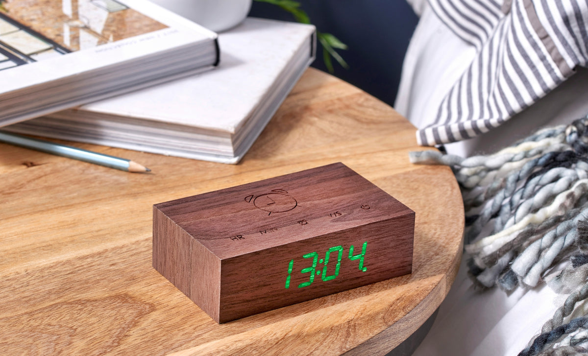 Gingko Design Digitalwecker – Schlummerfunktion, USB, 11,5 × 3,3 × 7,0 cm, Walnuss, Holz