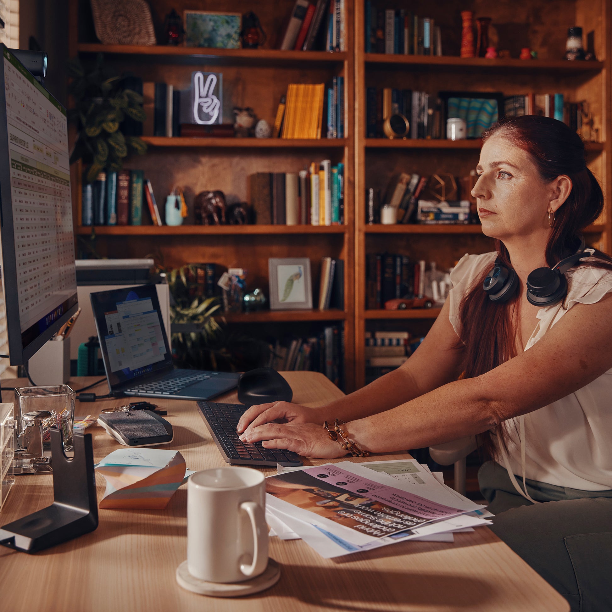 Poly Voyager Focus 2 – Headset – USB‑C, mit USB‑A Adapter
