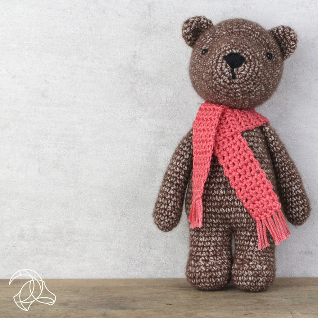 Hardicraft Häkelset Bobbi der Bär – 20 cm, Braun, 4 Stk.
